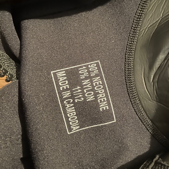 Akona Women’s 1mm Wetsuit, size 11/12 - Picture 4 of 7